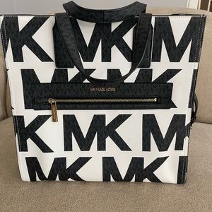 Casually gorgeous Michael Kors bag.